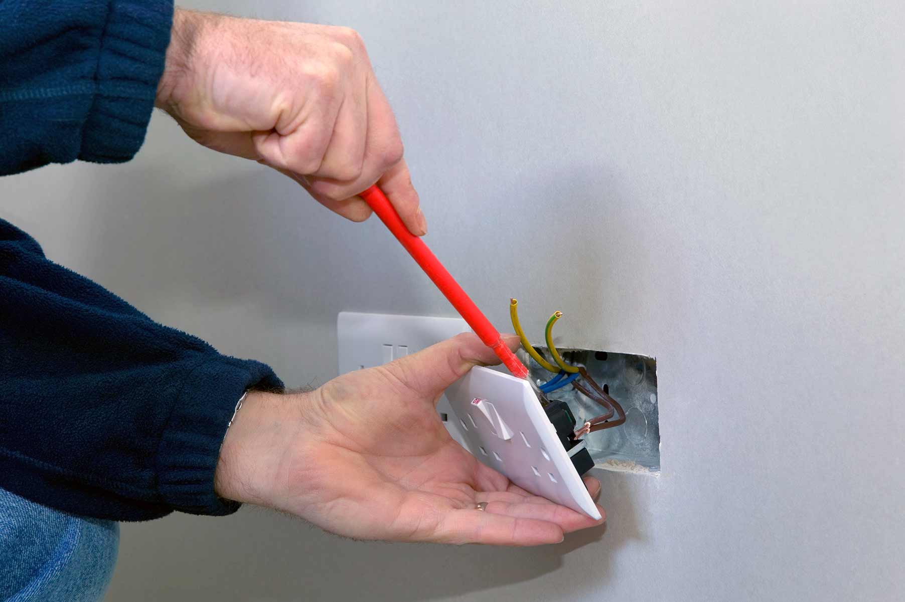 Our electricians can install plug sockets for domestic and commercial proeprties in Bedford and the local area. 
